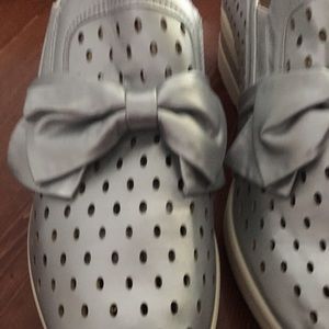 Leather silver dressy sneakers with bow detailing